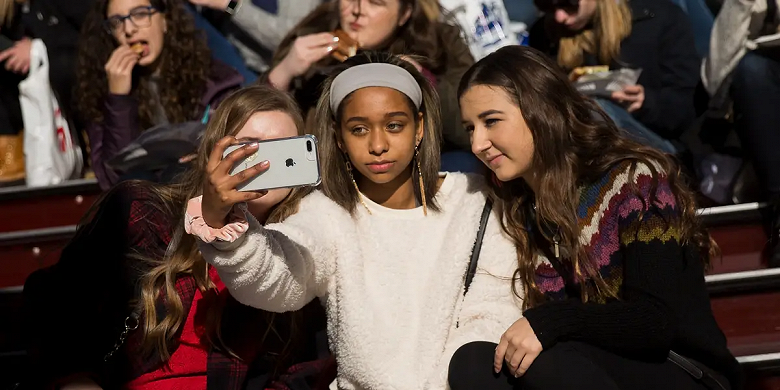 Фото - Американские подростки подсели на iPhone: число владельцев более чем удвоилось за десять лет
