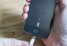 Фото - Apple наказали за то, что она убрала зарядные устройства из комплекта iPhone. Apple утверждает, что это позволило сэкономить около 550 000 тонн руды