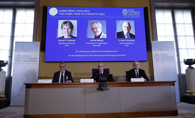 Фото - Нобелевскую премию по химии получили трое ученых за «развитие клик-химии и биоортогональной химии»